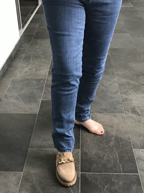Hoe maak je je jeans korter met behoud van de originele zoom?