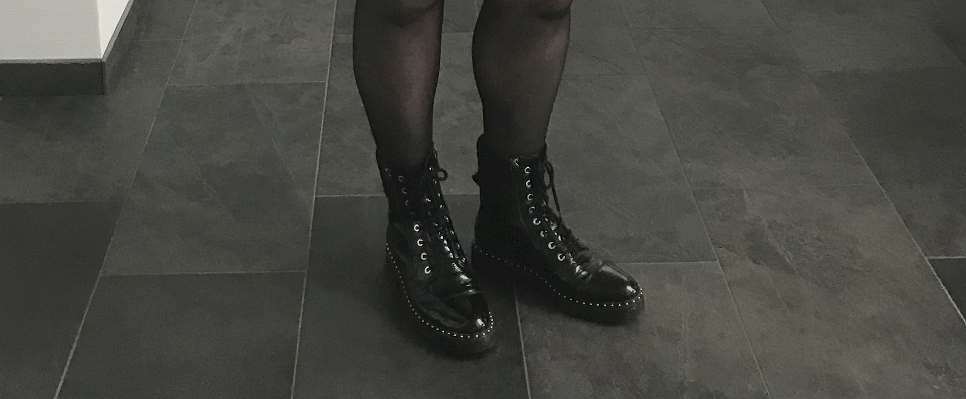 Hoe draag je chunky booties bij een jurkje?
