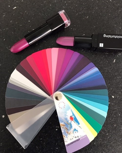 Make-upkleuren uitkiezen aan de hand van je kleurenwaaier.