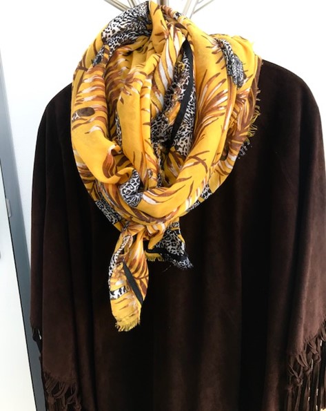 Combineren met een print/sjaal in warme kleuren.