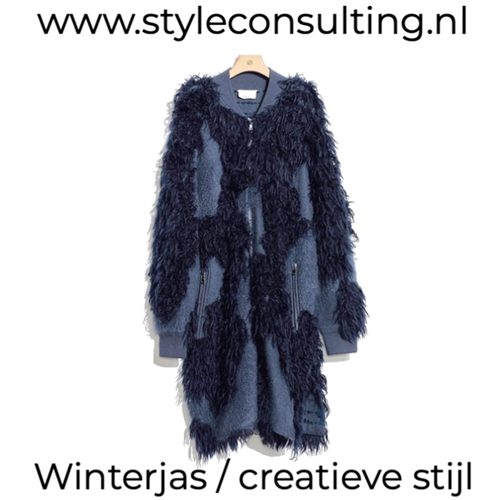 Donkerblauwe jas, creatieve stijl.