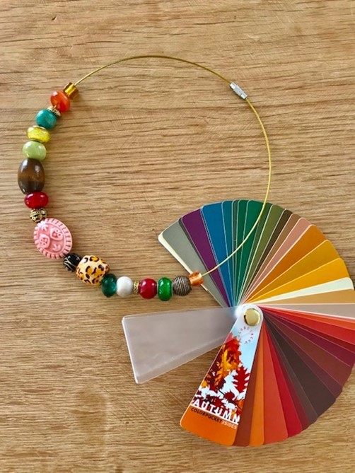 Sieraden, ketting, halsketting voor het herfsttype.