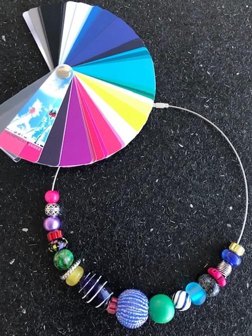 Ketting, sieraden, accessoires voor het wintertype.