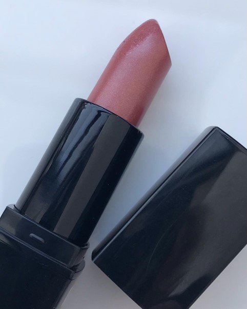 Betaalbare lipsticks in nude-kleuren.