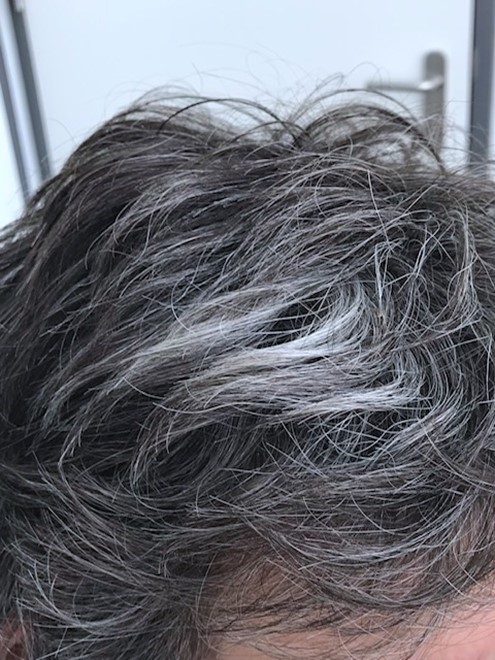 Een voorbeeld van koel grijs haar.