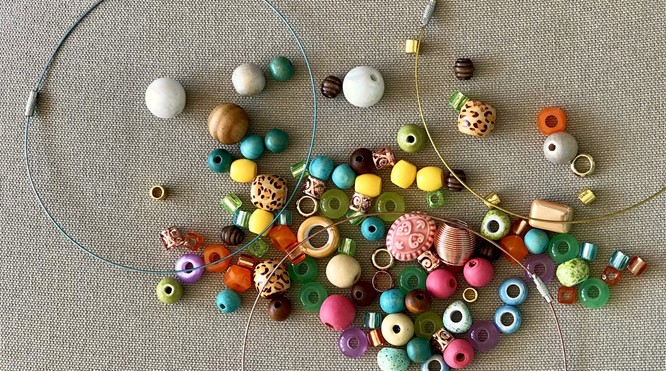 Set van drie spangen met met 100 kralen voor het lentetype.