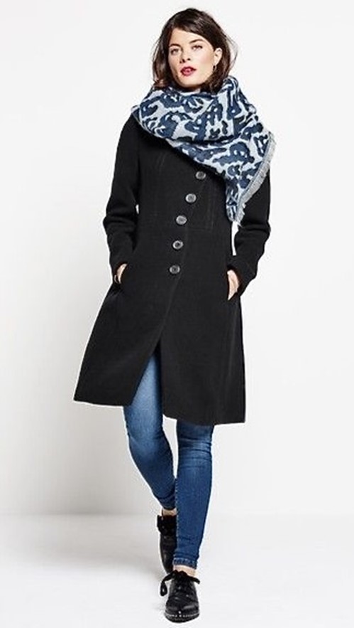 Fleur je winterjas op met een mooie sjaal.