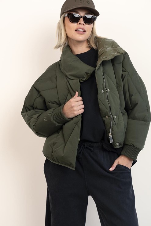 Groene winterjas.