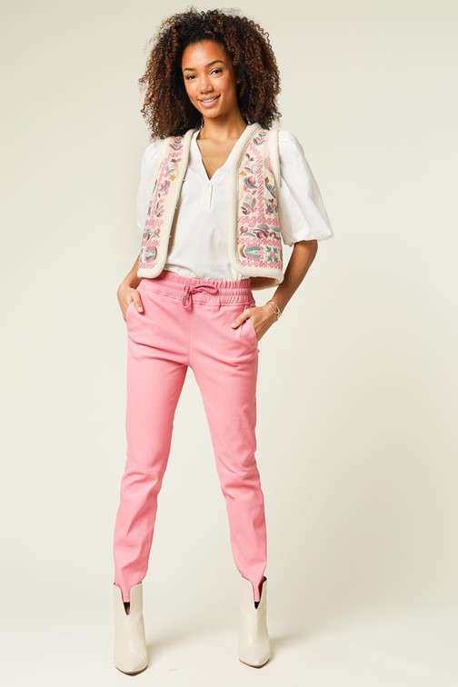 Modetrend het geborduurde gilet.