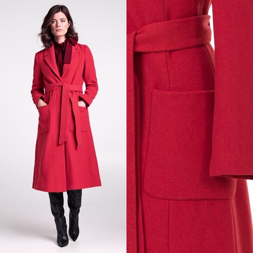 Rode winterjas voor het wintertype.