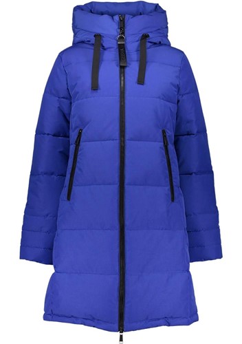 Een koningsblauwe jas voor het wintertype.