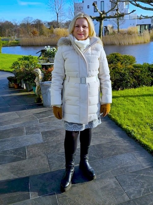 Winterjas in lichte kleur voor het lichte zomertype.