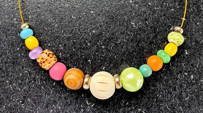 Nieuw: Spang in warme kleuren voor dames met een vollere hals.