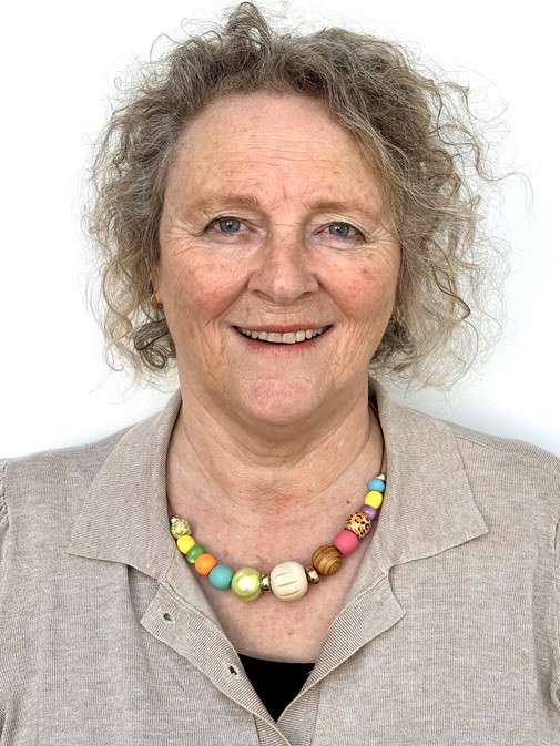 Spang in warme kleuren voor dames met een vollere hals.