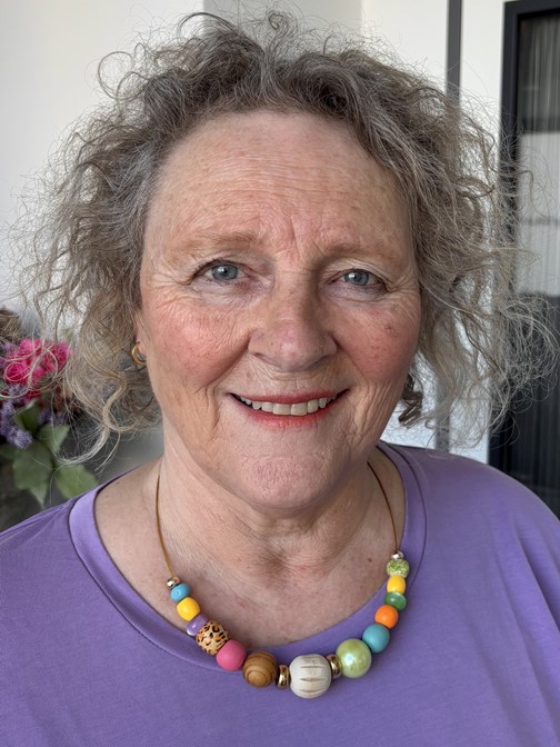 Spang in warme kleuren voor dames met een vollere hals.