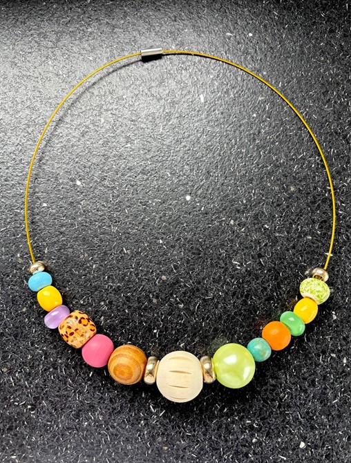 Spang in warme kleuren voor dames met een vollere hals.