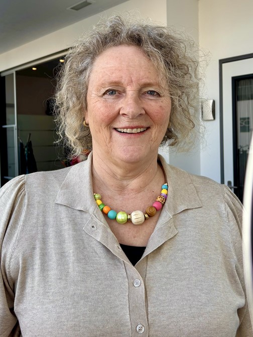 Spang in warme kleuren voor dames met een vollere hals.