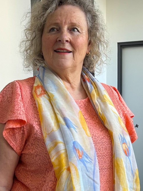 Kleuren kun je met elkaar verbinden door middel van een sjaal met een print.