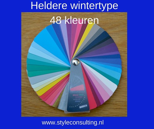 Kleurenwaaier in 48 kleuren voor het heldere wintertype.