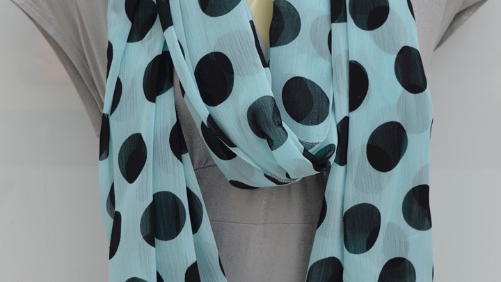 Mintgroene sjaal voor het zomertype met zwarte stippen. Voor het koele zomertype.