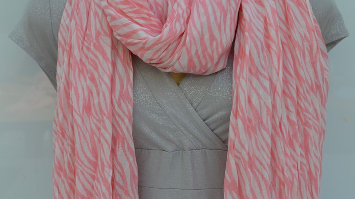 Sjaal voor het koele zomertype. Zacht roze.