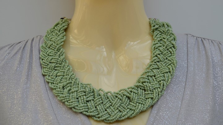 Halsketting zacht groen, geschikt voor het koele zomertype.