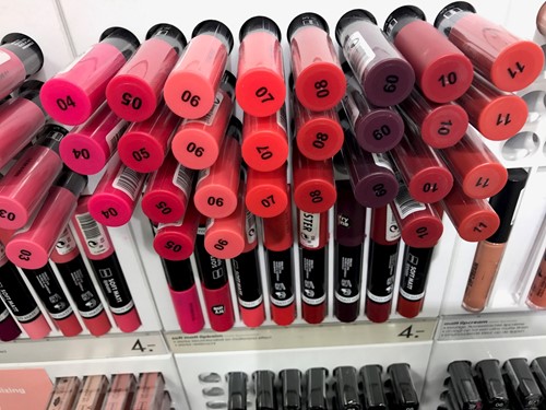 Betaalbare lipsticks en lipbalm van de Hema voor alle kleurtypes.