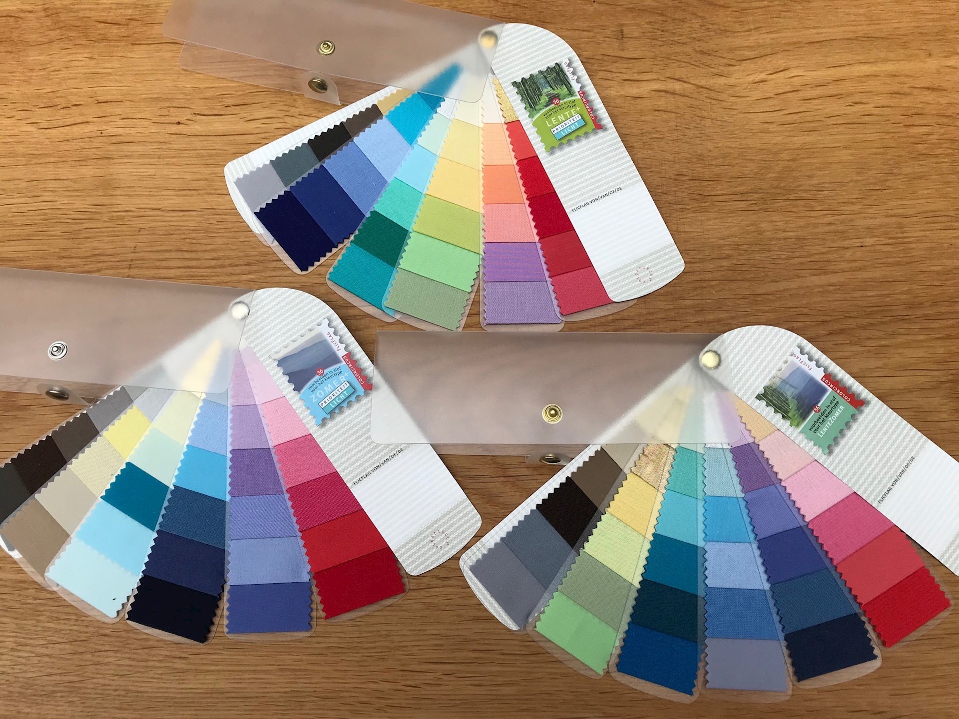 Stof/ stoffen kleurenwaaier voor de lichte kleurtypes.