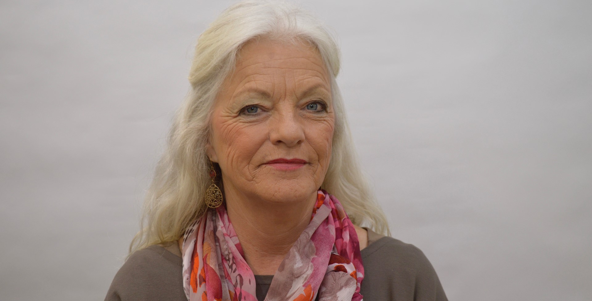 Een neutraal herfsttype met grijs haar.