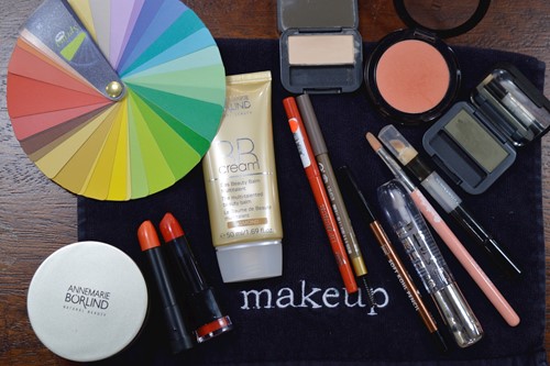 Make-upkleuren kiezen met behulp van je kleurenwaaier.
