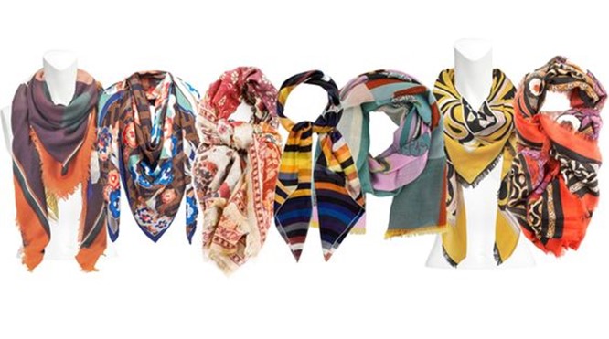 Gebruik een sjaal met een print om kleuren met elkaar te verbinden.