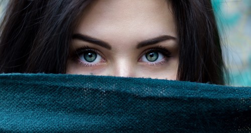 Groene ogen versterken met de kleur van je kleding.