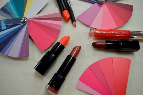 ^ Deze warme lipstick-kleuren 'vloeken' bij de kleurenwaaiers.