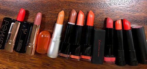 Betaalbare lipstick-kleuren voor warme kleurtypes.