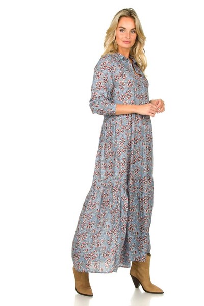 Een maxi-jurk is ook geschikt voor een kleine vrouw.